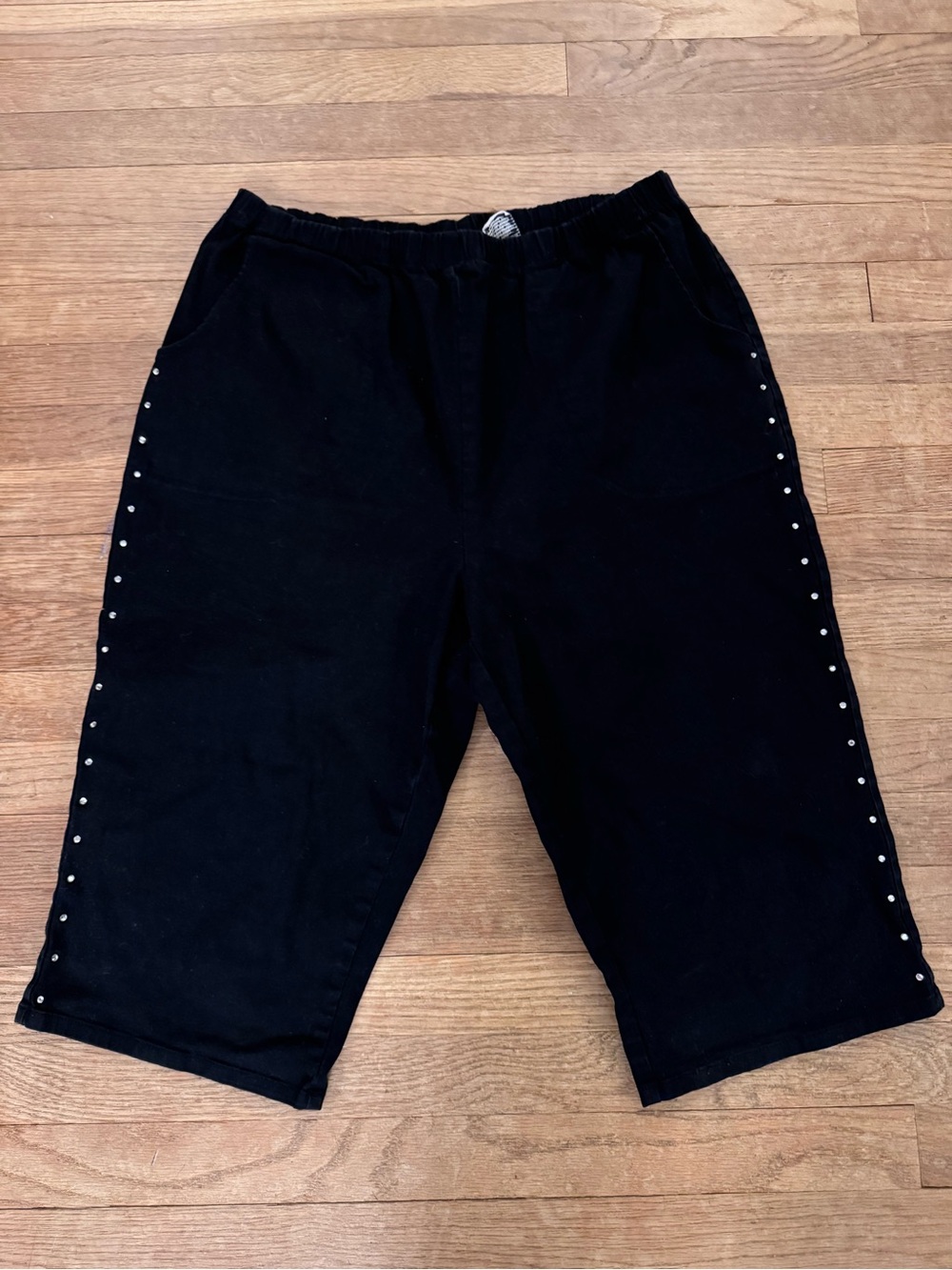 Quacker Factory Women's Black Studded Knee Length Pedal Pushers - Size 1X
 b71